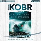 „Sturm über Christiansø“ von Michael Kobr, gelesen von Axel Milberg. Eine stürmische Szene mit einem Turm und einer Fahne.