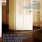 "Judith Hermann liest: Ich möchte zurückgehen in der Zeit." Eine weiße Tür in einem leeren Raum auf dunklem Holzfußboden.