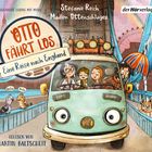 "OTTO FÄHRT LOS: Eine Reise nach England" steht auf einem Schild. Im Vordergrund fahren Charaktere in einem grünen Bus.