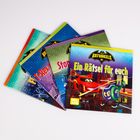 Mehrere Kinderbücher, eines zeigt ein Auto, ein anderes einen Dinosaurier. Logo: "Batwheels". 