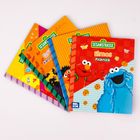 "Sesamstraße, Elmos Picknick" auf rotem Buchcover, Elmo und Krümelmonster mit Keksen, strahlende Farben.