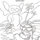 Auf einer tropischen Insel will Stitch Angel mit einer großen Sandskulptur beeindrucken. Angel entspannt sich auf einer Liege.