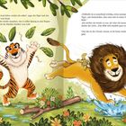 Zwei Tiere, ein Tiger und ein Löwe, sind fröhlich in einer grünen Umgebung. Der Tiger springt, der Löwe platscht ins Wasser.