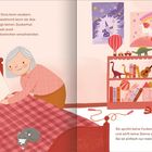 Oma bringt Mädchen ins Bett, mit Katze auf der Decke. Regal mit Spielzeug und zwei magischen Postern.