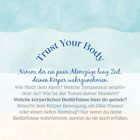"Trust Your Body" in Blau. Einladung zur achtsamen Körperwahrnehmung vor welligem, blauem Hintergrund.