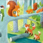 Text: "Im Wald. Hier ist ganz schön viel los! Hörst du den Specht am Baum klopfen? Und wie macht das Eichhörnchen, das hoch oben auf dem Ast sitzt? Such doch mal, dann hörst du es!"
Illustration: Tiere im Wald wie Eichhörnchen, Specht, Fuchs, Wildschwein und Hirsch.