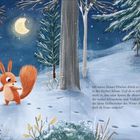 Text: „Mit seinen kleinen Pfötchen drückt es tiefe Spuren in den frischen Schnee. Und als es sich umdreht, merkt es, dass seine Spuren die allerersten auf der weißen Schneedecke sind. Vielleicht hat das kleine Eichhörnchen den Winter also doch als Erstes entdeckt?“

Ein rotes Eichhörnchen im verschneiten Wald, mit Mond und Bäumen im Hintergrund.