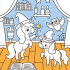 Zwei Einhörner mit Hüten, ein Zauberstab, ein offenes Buch, eine Eule und Regale mit Büchern und Kerzen in einem Raum.