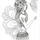 Eine Fee mit Blumenkrone und Flügeln hält einen Schmetterling. Detaillierte Linien und florale Muster.