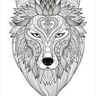 Ornamentale Illustration eines Wolfsgesichts, detailreich mit Mustern und floralen Elementen verziert.