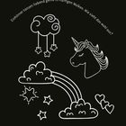 Ein Einhornkopf, Wolken, ein Regenbogen, Sterne und Herzen auf schwarzem Hintergrund. Text: „Einhörner tanzen liebend ...“