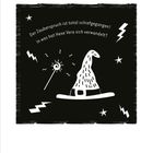 „Der Zauberspruch ist total schiefgegangen! In was hat Hexe Vera sich verwandelt?“ Illustration mit Hexenhut.