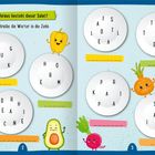 "Woraus besteht dieser Salat? Schreibe die Wörter in die Zeile." Teller, Buchstaben und fröhliches Gemüse.