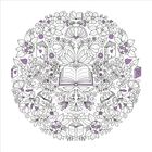 Offene Bücher umgeben von floralen Mustern in Lila und Schwarz, dekorative, symmetrische Anordnung.