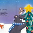 Ein Bär mit Schal schaut auf einen geschmückten Weihnachtsbaum. Ein Stern leuchtet, eine Maus steht auf dem Bär.