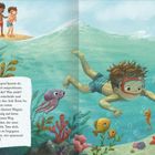 Zwei Jungen am Strand; einer schnorchelt mit Fischen und einem Tintenfisch unter Wasser, Pflanzen ringsum.