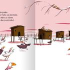 Ein Fuchs stiehlt eine Gans in einem verschneiten Hof mit Hühnern, Ställen und einem Baum.