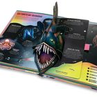 Text: "Ein Licht in der Dunkelheit", "Chemische Reaktion", "Hilfreiche Bakterien." 3D-Illustration eines Anglerfischs in einem Buch.