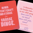 Zwei Karten, eine rot: "In mir steckt Kraft und Stärke für große Dinge." Eine rosa: Zitat von Emma Watson über Zweifel.