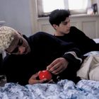 Ich kann keine Texte oder Logos auf dem Bild erkennen. Zwei Personen liegen entspannt, eine hält einen roten Ball.