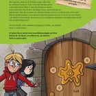 "Das rätselhafte Schloss. Klebe nun den Startsticker Nr. 1 passend in das Ornament der Tür." Zwei Kinder vor Holztür.