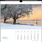 Januar, Kalender. Winterlandschaft mit verschneiten Bäumen am Seeufer im Sonnenaufgang.