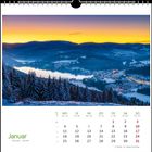 Kalenderblatt für Januar mit Foto eines winterlichen, schneebedeckten Tals im Sonnenuntergang, beleuchtetes Dorf darunter.