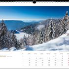 Januar. Blick auf den tief verschneiten Mummelsee. Ein Kalender mit schneebedeckten Bäumen und blauem Himmel.