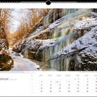"Januar", Kalenderseite mit Eiszapfen an einer bewaldeten Schlucht. Eiskaskaden, Schnee und Bäume sichtbare Naturdetails.