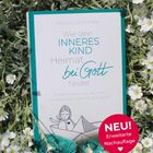 Buchtitel: "Wie dein inneres Kind Heimat bei Gott findet". Neu! Erweiterte Nachauflage. Illustration von Mädchen im Papierboot, umgeben von weißen Blumen.