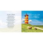 "In guten Händen" und "Er ist ein guter Hirte..." neben einem bunten Leuchtturm und grasenden Schafen auf einer Wiese.