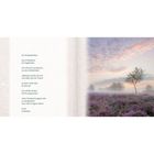 Text: "Du bist gestorben... es ist unfassbar". Rechts eine Landschaft mit lila Blumen und einem Baum im Nebel unter bewölktem Himmel.