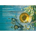 Text: "Du verschenkst dich..." Ein Teeglas mit Kamille, Löffel, Tee-Ei, Kamilleblüten und Strauß auf Holz.