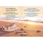 Text: "Ich schenke dir inneren Reichtum..." Bild: Muschel mit Perle am Sandstrand bei Sonnenuntergang.