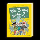 "Die 3 aus Reihe 2" steht auf einer Tafel. Drei Kinder interagieren fröhlich vor gelbem Hintergrund.