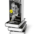 Buchtitel: "Fictional Selves" von Kyle MacLachlan. Ein Gesicht auf der Buchcover zeigt zwei Hälften eines Mannes. Bücherstapel.