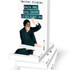 Cover eines Buches mit dem Titel "Mach mal das große Leselicht an" von Torsten Sträter. Ein Mann hebt die Hand.