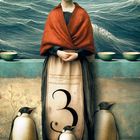 "Drei der Kelche". Eine Frau in rotem Schal, gelbem Hut vor dem Meer, mit drei Pinguinen umgeben. Zahl "3" auf Schürze.