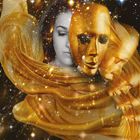 „DIE MASKEN, DIE WIR TRAGEN“ steht unter einer surrealen Collage aus Goldmaske, Sternenhimmel und Frau.