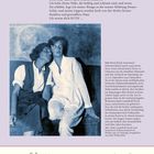 Ein poetischer Text über eine Person namens Ruth, gefolgt von einem Foto zweier androgyn gekleideter Frauen. Darunter steht "Februar 22 23 24 25 26 27 28".