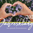 2027, Jahresklänge, Der spirituelle Wochenkalender. Hände formen ein Herz über Lavendelblüten.