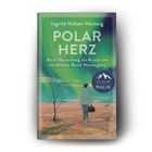 POLAR HERZ. Eine Frau mit Rucksack auf einem Feld vor Polarlichtern, karges Land mit Baum und Rentier im Hintergrund.