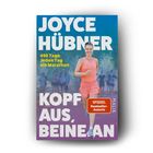 „JOYCE HÜBNER. 495 Tage. Jeden Tag ein Marathon. KOPF AUS, BEINE AN.“ Frau in pinkem Outfit läuft lächelnd.
