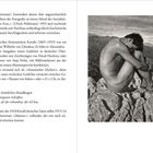 Text links beschreibt Kavafis' Werk und Einfluss. Rechts Schwarz-Weiß-Foto eines sitzenden nackten Mannes auf Felsen.