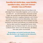 Roter Text: "Familie ist nicht das, was bleibt, sondern das, was wir immer wieder neu erfinden." Hintergrund: Strandkulisse.