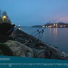 Text: "März" und "Auch an kühlen Märztagen kann ein Ansitz auf Zander lohnen...". Szene: Ein Angler sitzt am Flussufer bei Dämmerung.