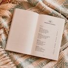 "Inhaltsverzeichnis" zeigt vier Kapitel und ein Vorwort. Liegt auf gemusterter Decke mit getrockneten Pflanzen.