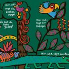 Text: "Hier nicht, sagt der Lockenvogel. Wo bist du, Baby Jazzy? Hier nicht, sagt der Papagei. Hier nicht, sagt das Chamäleon. Hier nicht, sagt das Krokodil."

Beschreibung: Verspielte Illustration mit bunten Tieren und Pflanzen im Dschungel.