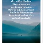 Ein Kalenderblatt mit einem Zitat über Zufriedenheit; unten Kalender für März 2027. Hintergrund: Nebliger See und Berge.