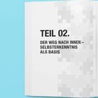 TEIL 02. DER WEG NACH INNEN – SELBSTERKENNTNIS ALS BASIS. Geöffnetes Buch auf blauem Hintergrund, Puzzle-Muster rechts.